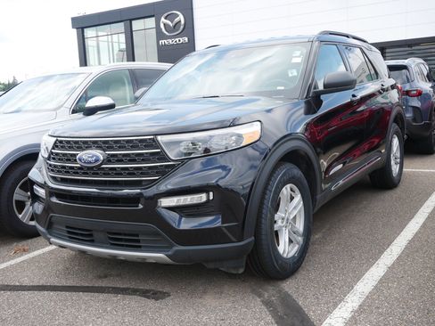 Used 2024 Ford Explorer XLT w/ Equipment Group 202A AWD/4WD image 3