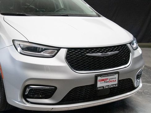 Used 2024 Chrysler Pacifica Touring-L image 3