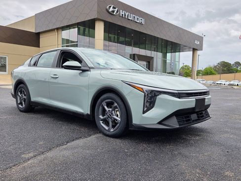 Used 2025 Kia K4 LXS image 1