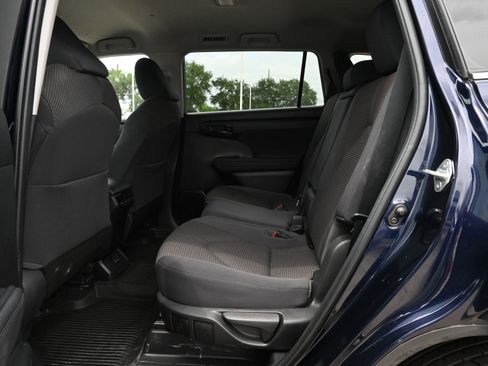 Used 2023 Toyota Highlander LE FWD image 19