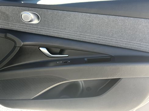 Used 2024 Hyundai Elantra Limited image 14