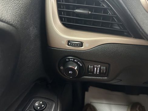 Used 2015 Jeep Cherokee Latitude w/ Cold Weather Group AWD/4WD image 39