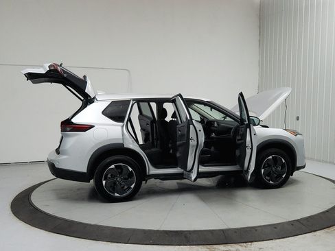 Used 2024 Nissan Rogue SV AWD/4WD image 16