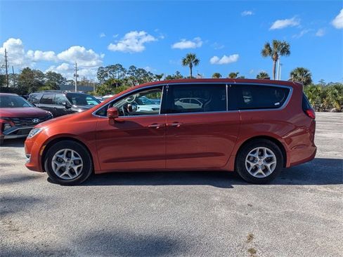 Used 2018 Chrysler Pacifica Touring Plus w/ Tire & Wheel Group image 7