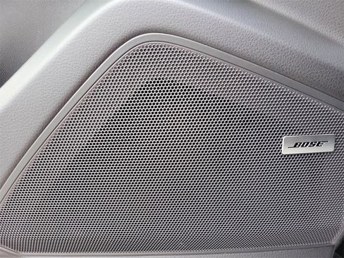 Used 2025 Porsche Cayenne image 28