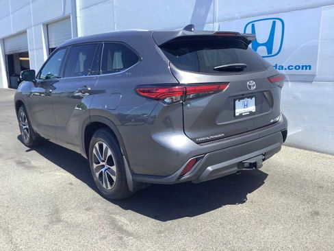 Used 2022 Toyota Highlander XLE AWD/4WD image 4