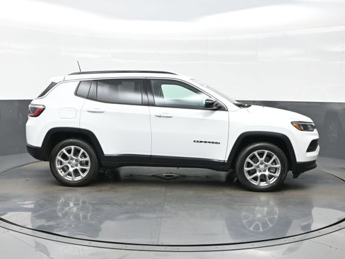 Used 2023 Jeep Compass Latitude image 7