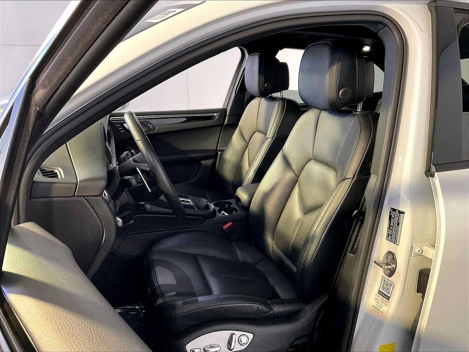 Certified 2023 Porsche Macan AWD/4WD image 5