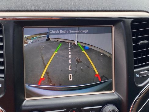 Used 2017 Jeep Grand Cherokee Limited image 18