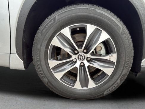 Used 2023 Toyota Highlander XLE AWD/4WD image 26
