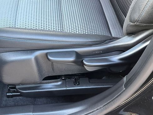 Used 2025 Chevrolet Trax LT w/ LT Convenience Package image 22