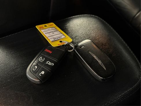 Used 2011 Chrysler 300 Limited image 41