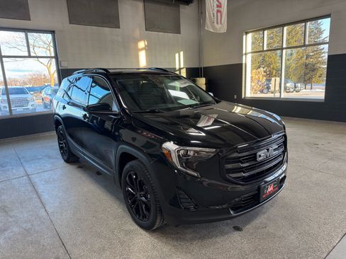 Used 2021 GMC Terrain SLE w/ Driver Convenience Package image 3