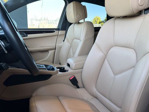 Certified 2022 Porsche Macan AWD/4WD image 5