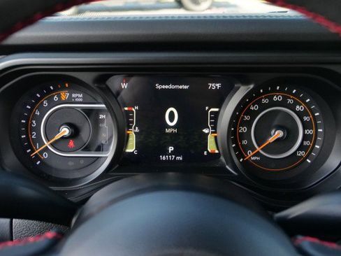 Used 2024 Jeep Gladiator Rubicon w/ Technology Group AWD/4WD image 17
