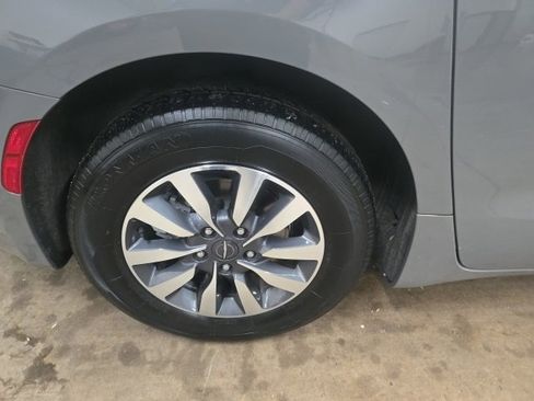 Used 2023 Chrysler Pacifica Touring-L image 7