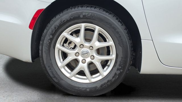 Used 2024 Chrysler Pacifica Touring-L FWD image 18