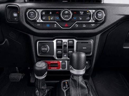 Used 2024 Jeep Wrangler Unlimited w/ Convenience Group AWD/4WD image 27