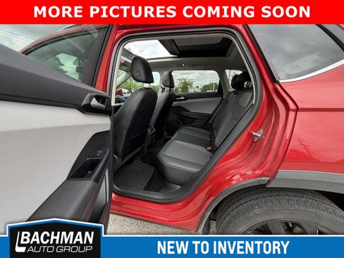 Used 2022 Volkswagen Taos SE w/ Panoramic Sunroof Package FWD image 7