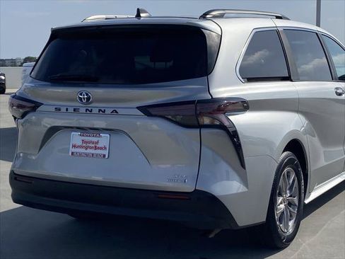Certified 2024 Toyota Sienna XLE FWD image 4