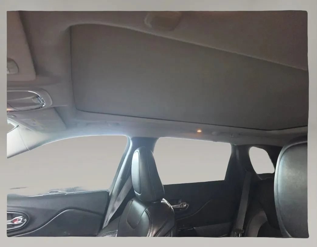 Used 2019 Jeep Cherokee Latitude Plus AWD/4WD image 13