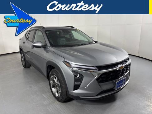 Used 2025 Chevrolet Trax LT w/ LT Convenience Package FWD image 1