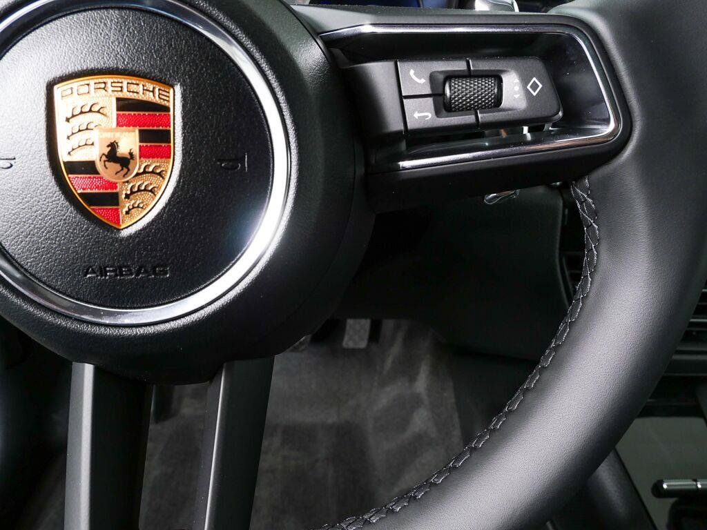 Certified 2026 Porsche Macan AWD/4WD image 11