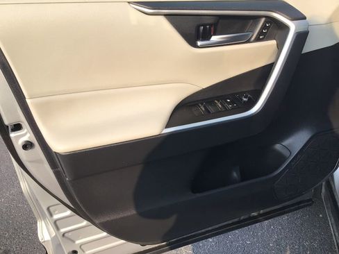 Used 2021 Toyota RAV4 XLE Premium image 7