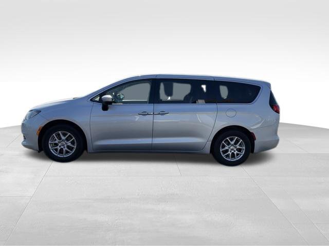 Used 2023 Chrysler Voyager LX FWD image 4