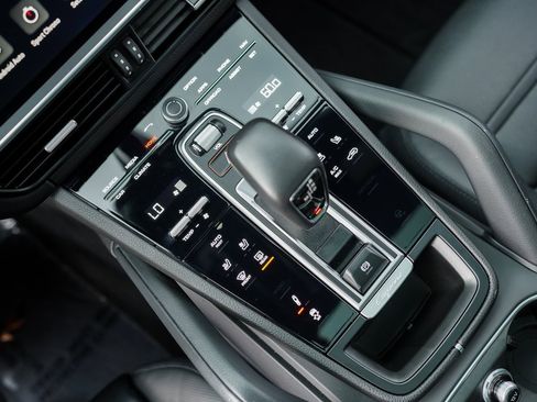 Used 2023 Porsche Cayenne Base w/ Premium Package image 32