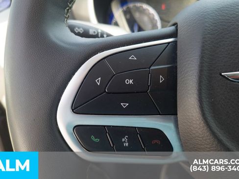 Used 2024 Chrysler Pacifica Touring-L FWD image 11
