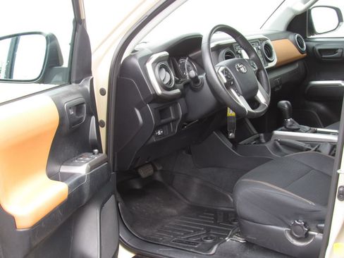 Certified 2017 Toyota Tacoma SR5 AWD/4WD image 13