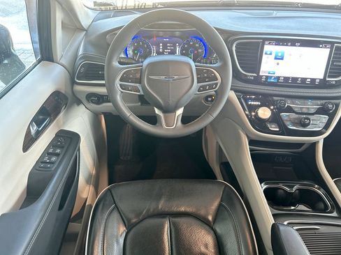 Used 2023 Chrysler Pacifica Limited FWD image 37