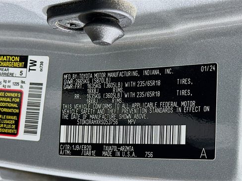 Used 2024 Toyota Highlander XLE FWD image 12