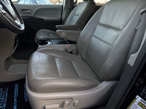 Used 2017 Toyota Sienna XLE image 20