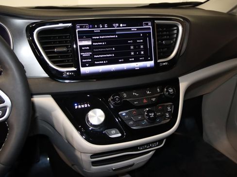 Used 2024 Chrysler Pacifica Touring-L image 39