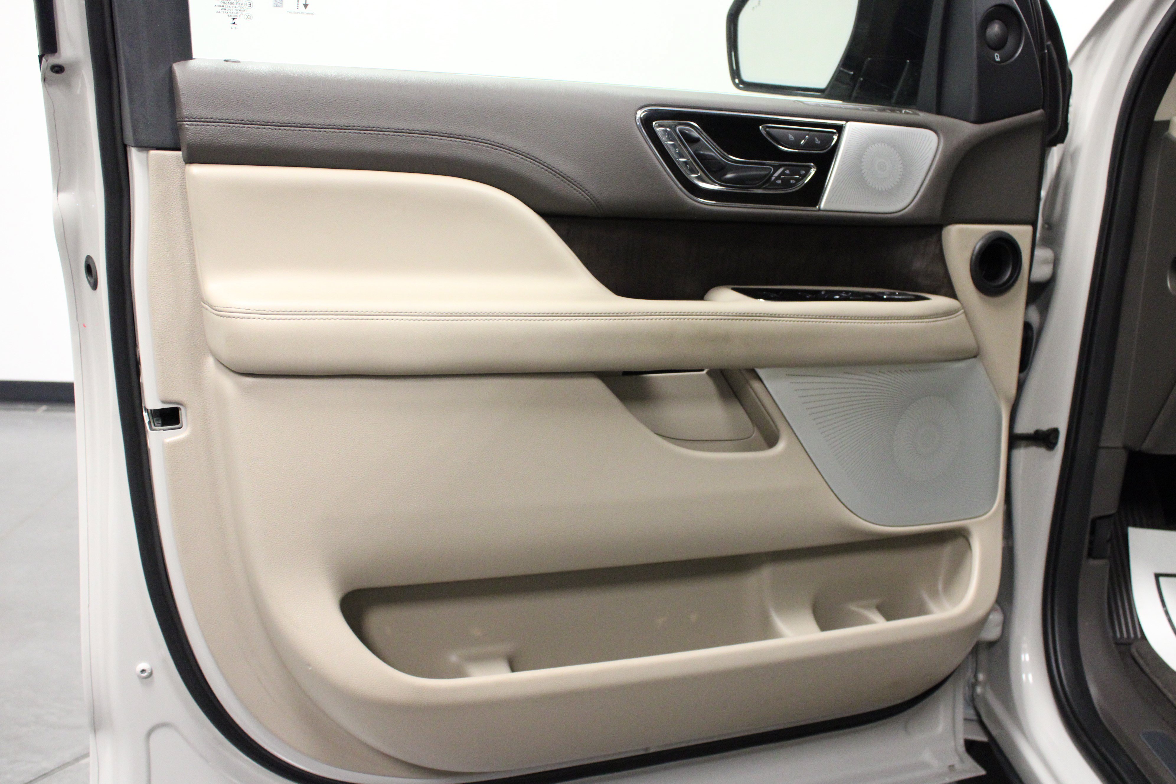 Used 2024 Lincoln Navigator Reserve AWD/4WD image 11