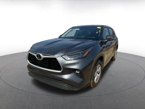 Used 2025 Toyota Highlander LE image 7
