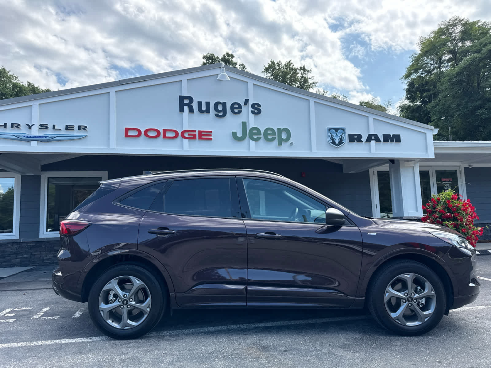 Used 2023 Ford Escape ST-Line w/ Tech Pack #1 AWD/4WD image 2