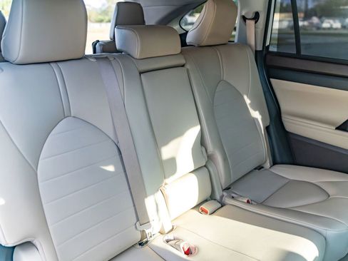 Used 2021 Toyota Highlander XLE image 14