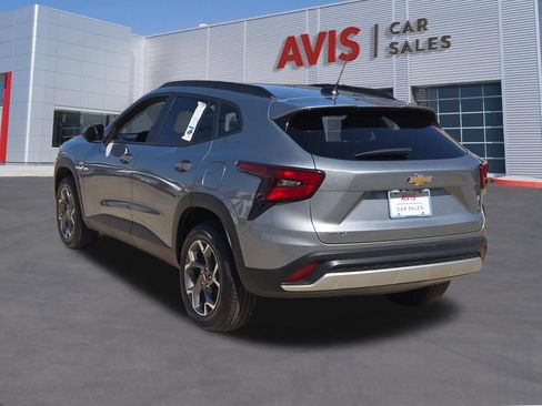 Used 2025 Chevrolet Trax LT w/ LT Convenience Package FWD image 3