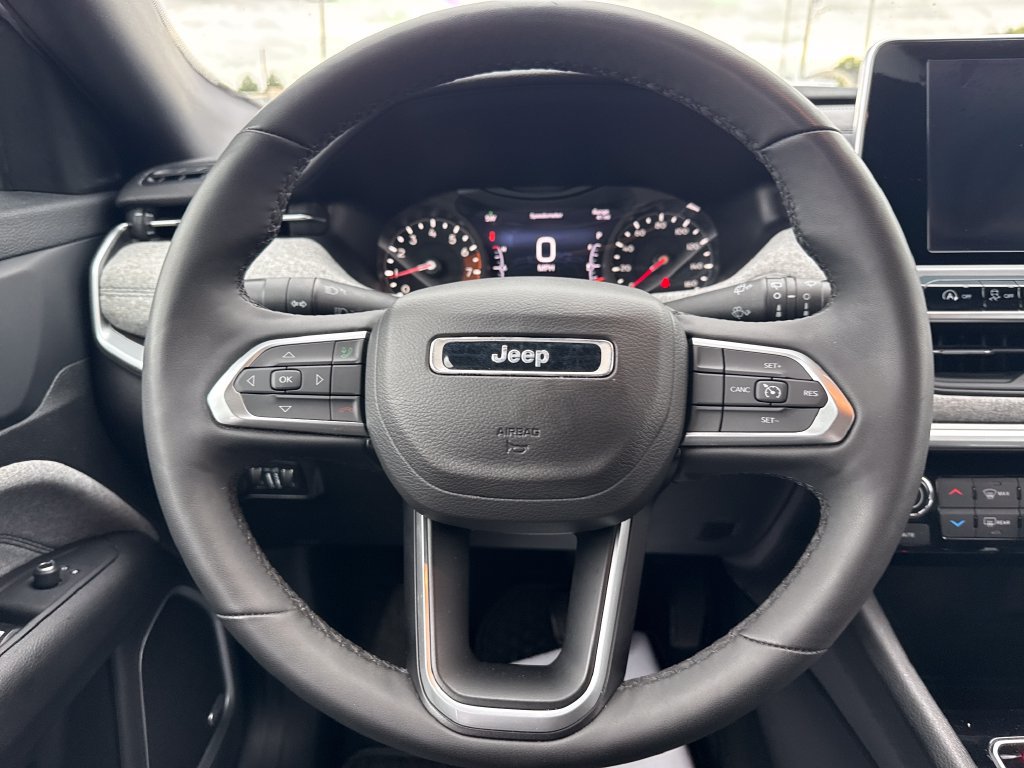 Used 2025 Jeep Compass Latitude w/ Sun & Sound Group AWD/4WD image 28