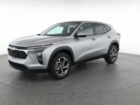 Used 2025 Chevrolet Trax LT w/ LT Convenience Package image 3