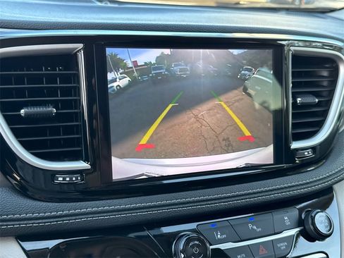 Used 2024 Chrysler Pacifica Select image 30