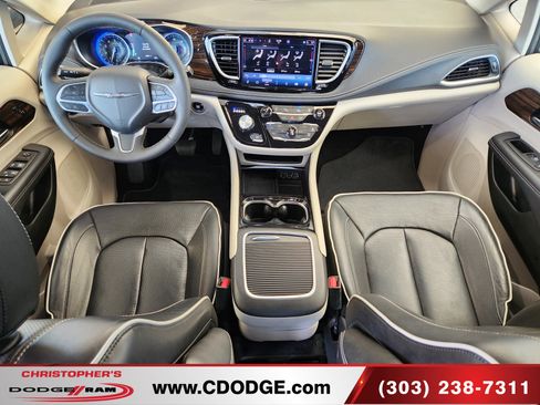 Used 2023 Chrysler Pacifica Limited FWD image 19