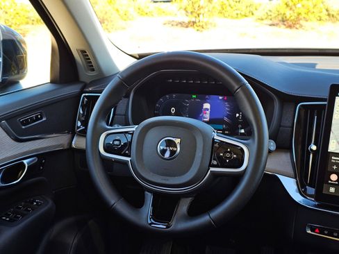 Used 2025 Volvo XC90 B6 Plus image 28