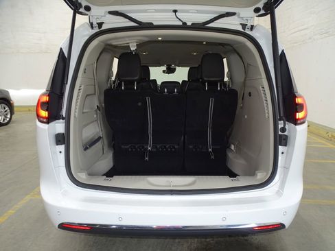 Used 2024 Chrysler Pacifica Touring-L image 11