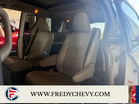 Used 2019 Toyota Sienna Limited Premium w/ Carpet Mat Package FWD image 18