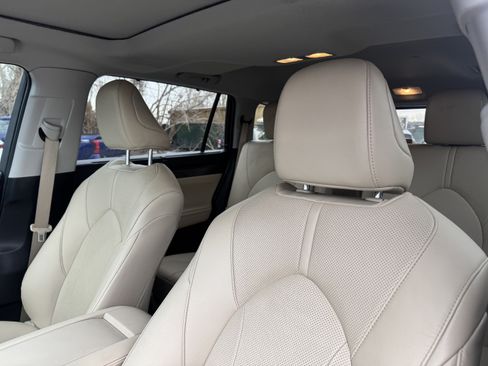 Used 2023 Toyota Highlander Limited image 14