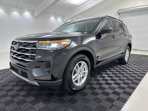 New 2026 Ford Explorer Active RWD image 3